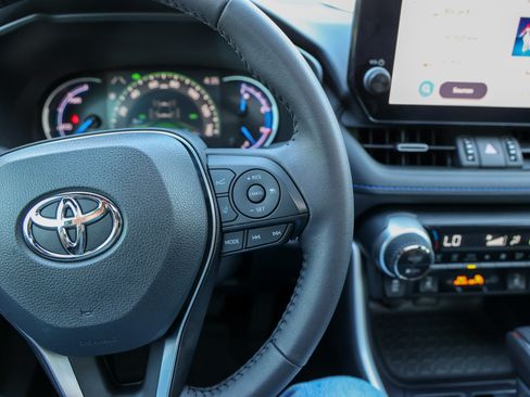 Used 2025 Toyota RAV4 XSE AWD/4WD image 18