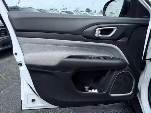 Used 2024 Jeep Compass Latitude AWD/4WD image 12