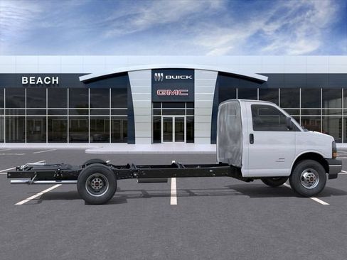 New 2026 GMC Savana 3500 Extended w/ Power Convenience Package RWD image 5