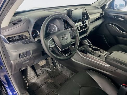 Used 2021 Toyota Highlander Limited FWD image 11