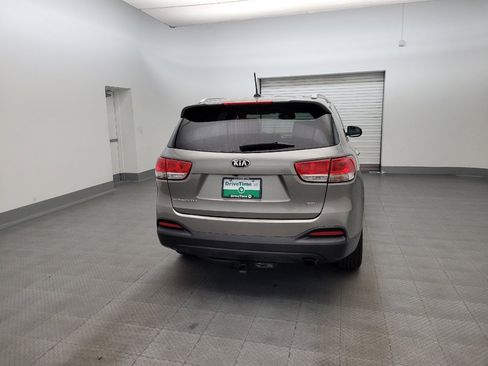 Used 2017 Kia Sorento FWD image 7