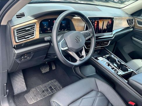 Used 2025 Volkswagen Atlas SE AWD/4WD image 15