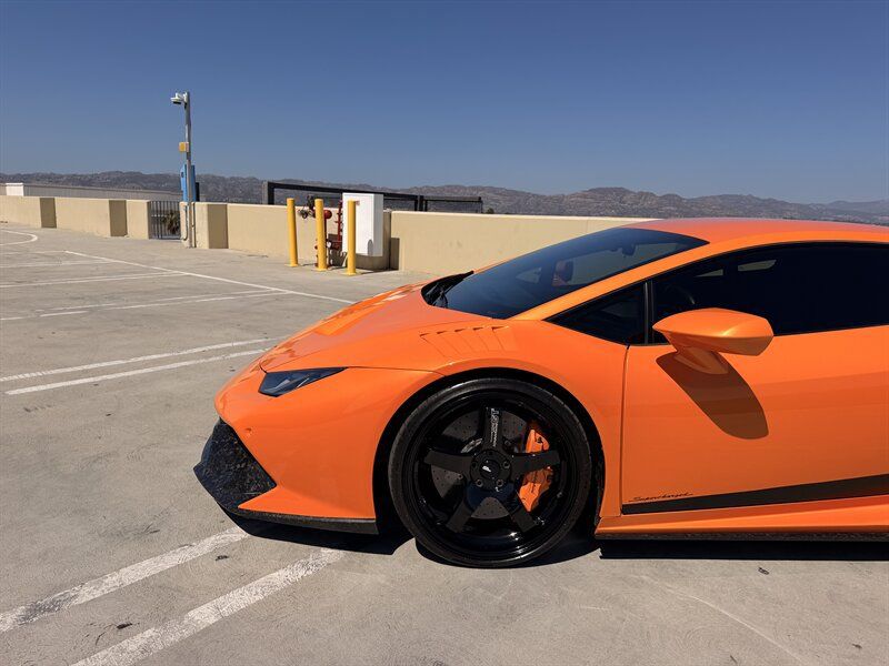 Used 2015 Lamborghini Huracan LP 610-4 AWD/4WD image 2