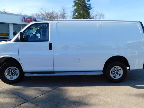 Used 2024 GMC Savana 2500 w/ Driver Convenience Package image 4