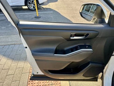 Used 2020 Toyota Highlander XLE image 10