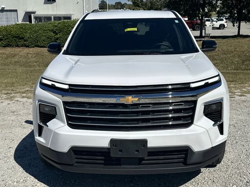 Used 2025 Chevrolet Traverse LT image 2