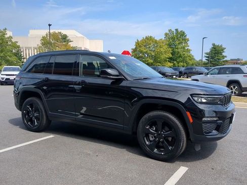 Used 2023 Jeep Grand Cherokee Limited w/ Black Appearance Package image 2