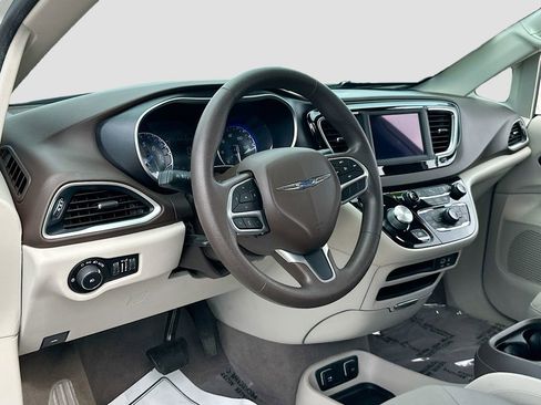 Used 2020 Chrysler Pacifica Touring image 9