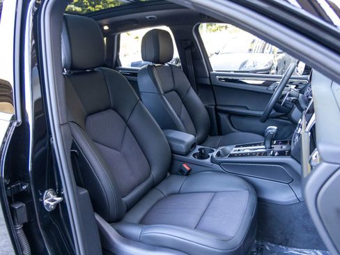 Certified 2025 Porsche Macan AWD/4WD image 58