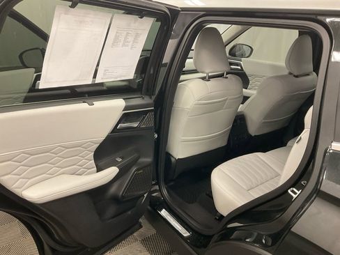 Used 2025 Mitsubishi Outlander AWD image 31
