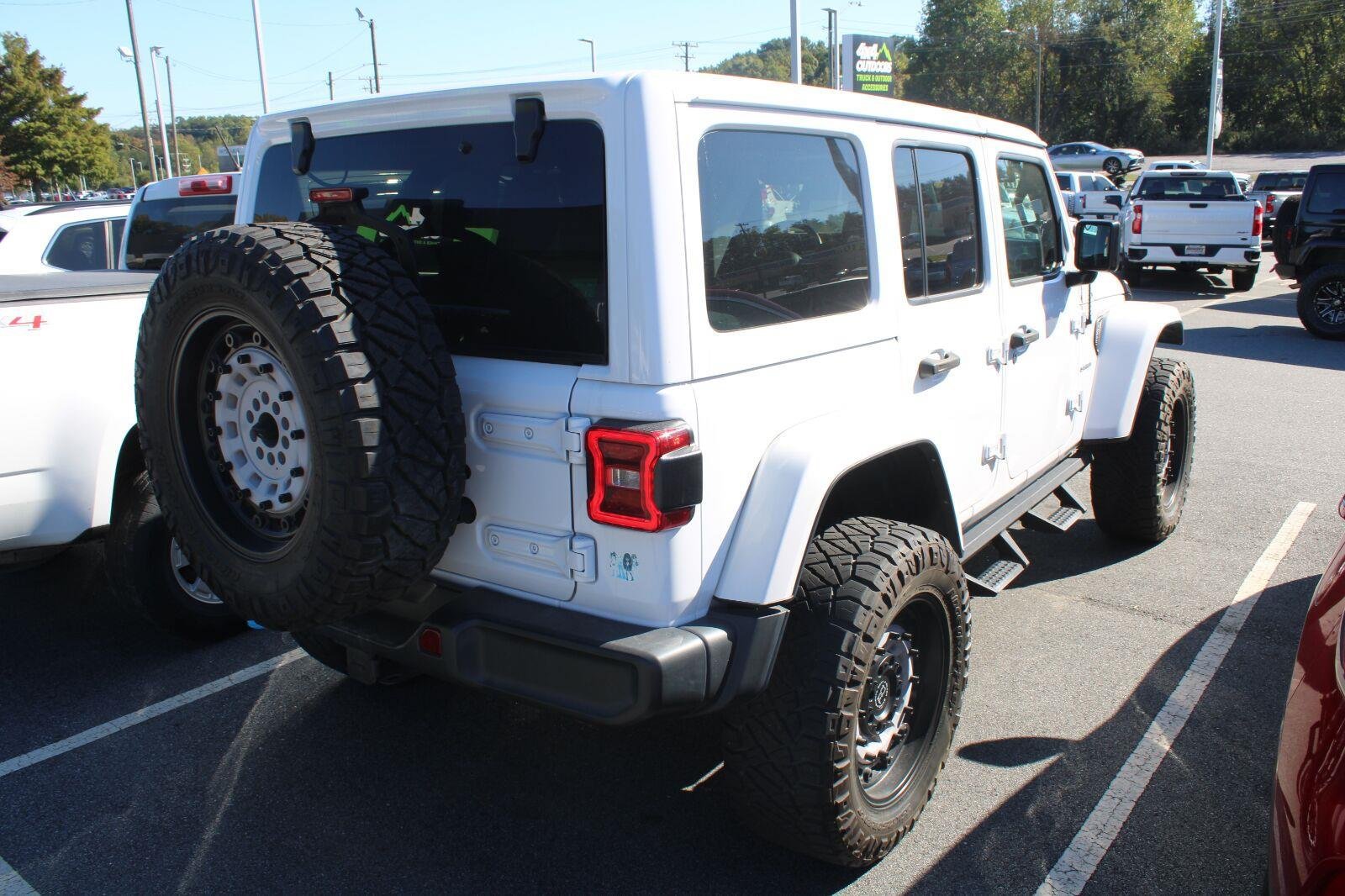 Used 2022 Jeep Wrangler Unlimited Sahara w/ Cold Weather Group AWD/4WD image 6