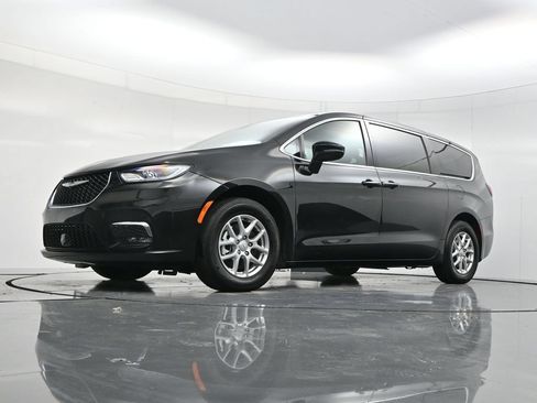 Used 2026 Chrysler Pacifica Select FWD image 41