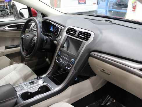 Used 2020 Ford Fusion SE image 20