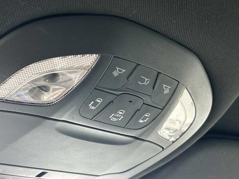 Used 2018 Chrysler Pacifica Limited w/ Advanced Safetytec Group FWD image 25