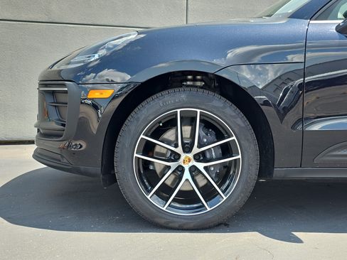 Used 2025 Porsche Macan AWD/4WD image 11