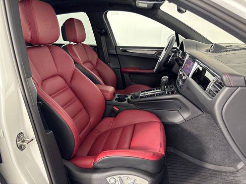 Certified 2025 Porsche Macan image 30