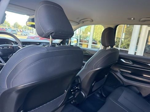 Used 2023 Jeep Grand Cherokee Laredo image 16