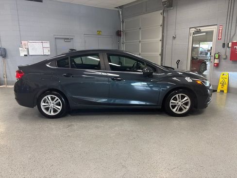 Used 2017 Chevrolet Cruze LT w/ Convenience Package FWD image 8