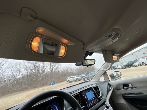 Used 2018 Chrysler Pacifica Touring Plus image 27