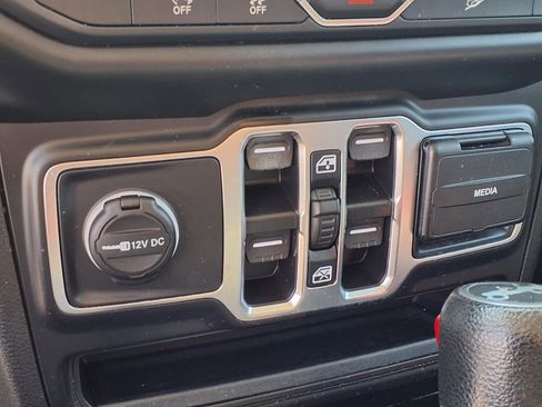 Used 2020 Jeep Wrangler Unlimited Sahara AWD/4WD image 9