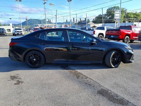 Used 2025 Toyota Camry SE FWD image 3