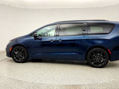 Used 2025 Chrysler Pacifica Limited FWD image 8