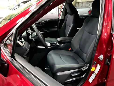 Used 2021 Toyota RAV4 LE image 8