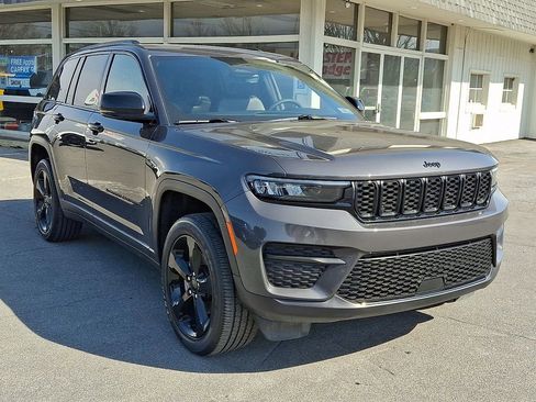 Used 2025 Jeep Grand Cherokee Altitude AWD/4WD image 3