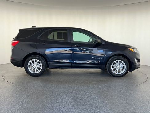 Used 2021 Chevrolet Equinox LS w/ LS Convenience Package image 2