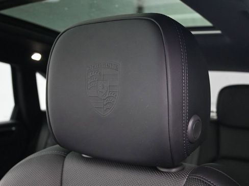 Certified 2024 Porsche Macan AWD/4WD image 17