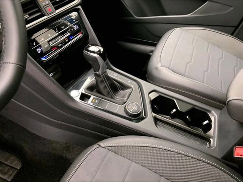 Certified 2025 Volkswagen Taos SE image 17