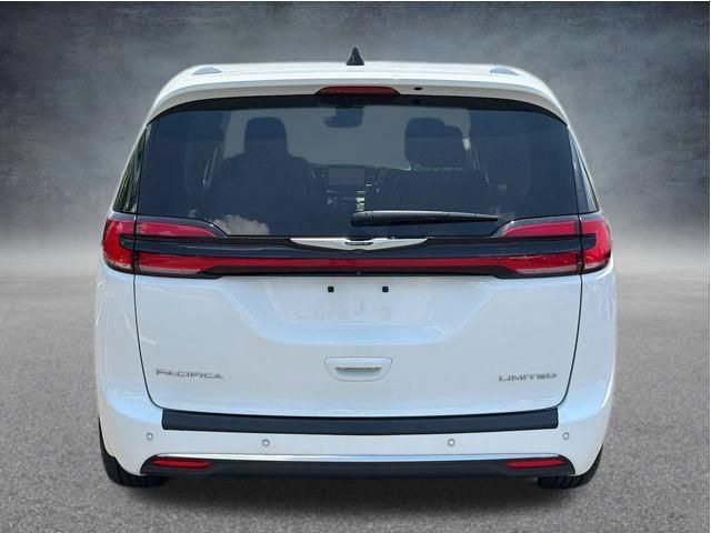 Used 2023 Chrysler Pacifica Touring-L FWD image 3