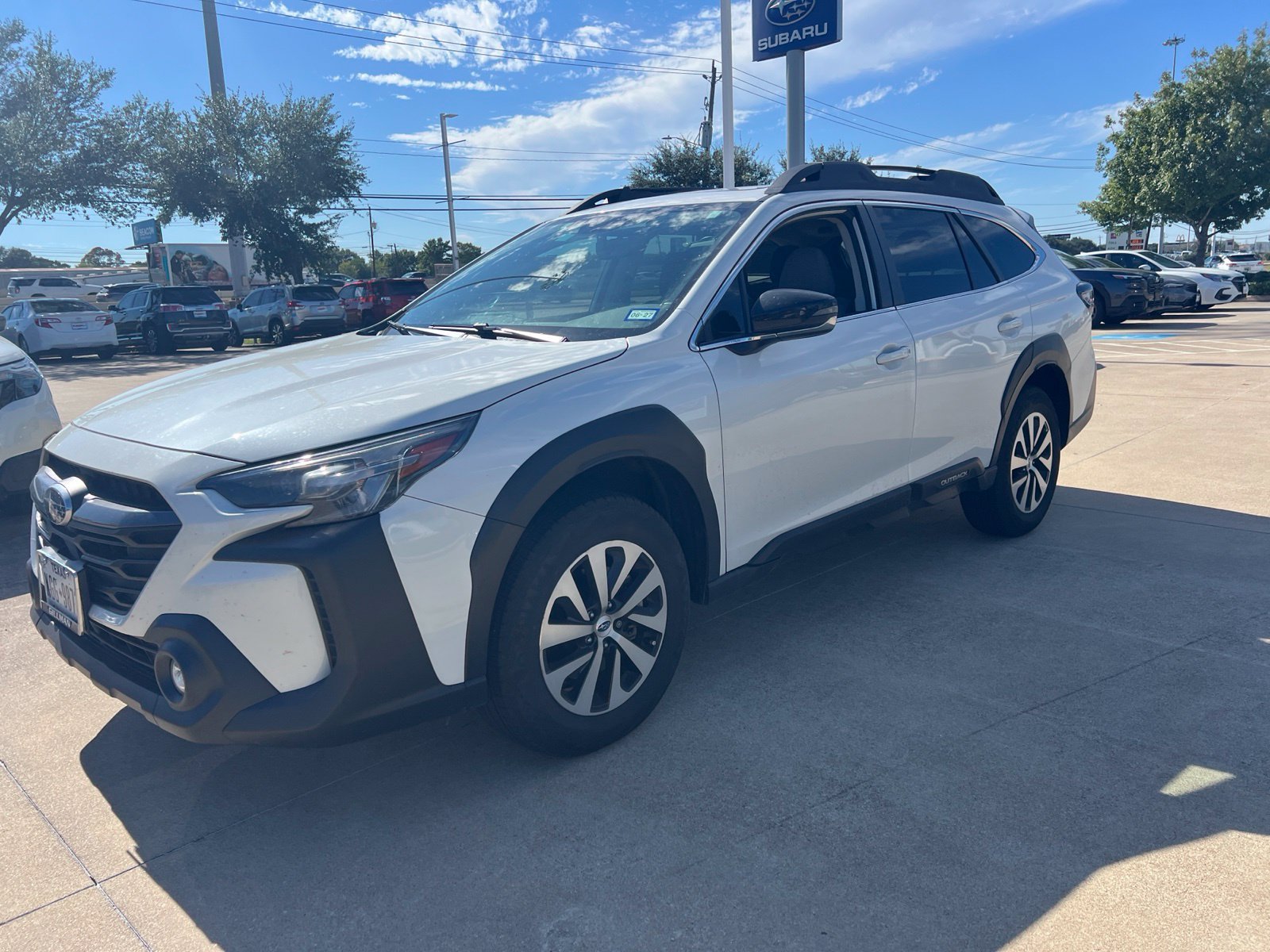 Used 2025 Subaru Outback Premium AWD/4WD image 1