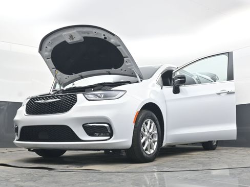 Used 2025 Chrysler Pacifica Select image 36