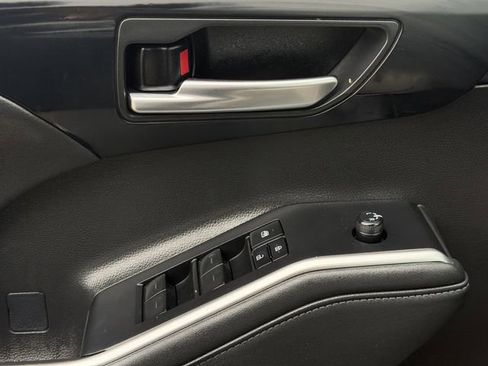 Used 2023 Toyota Highlander XLE AWD/4WD image 24