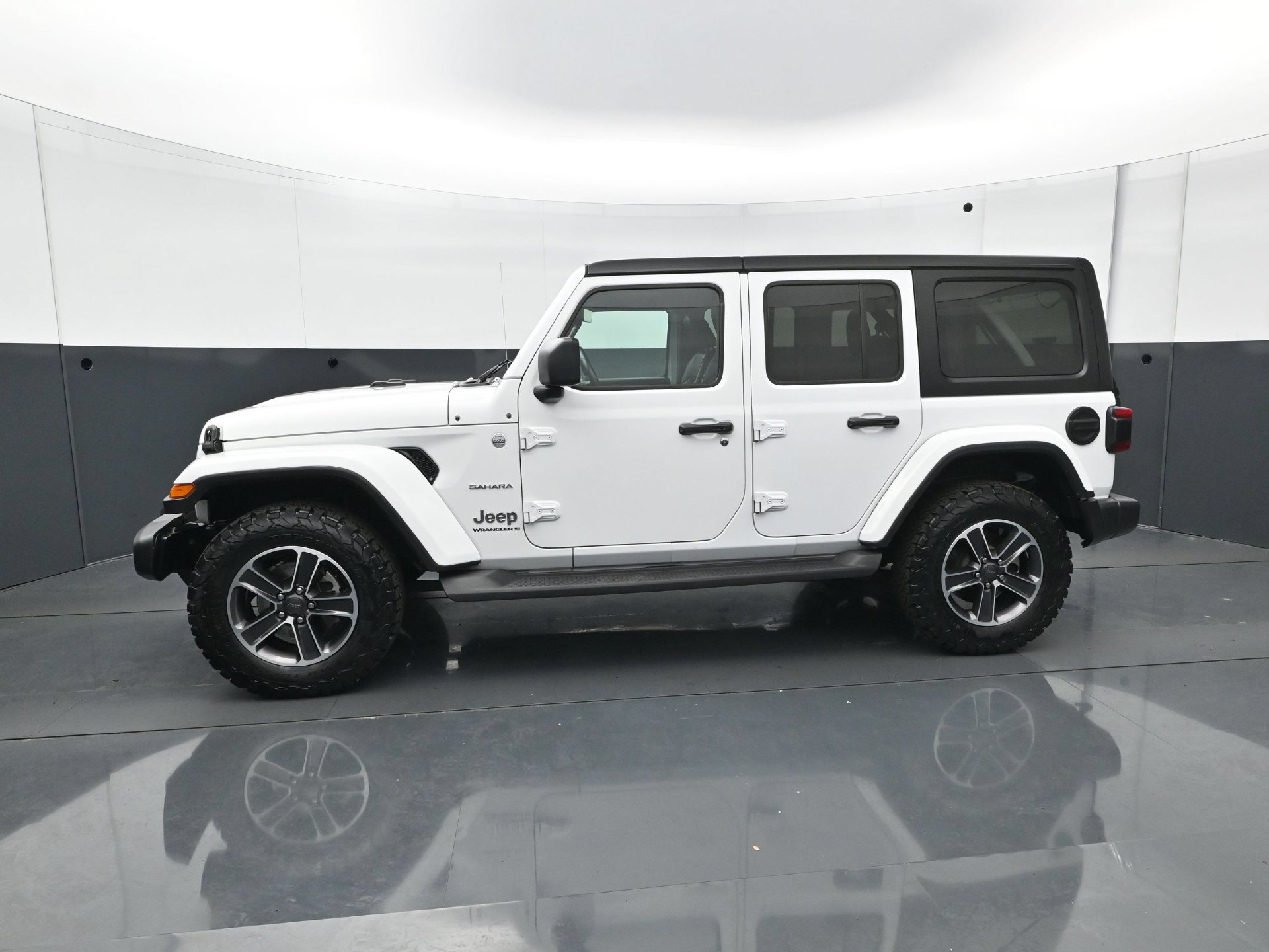 Used 2023 Jeep Wrangler Unlimited Sahara w/ LED Lighting Group AWD/4WD image 2