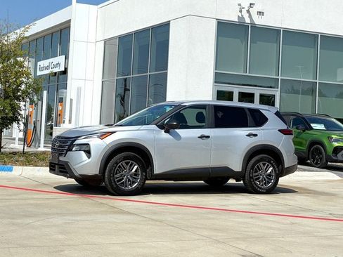 Used 2024 Nissan Rogue S AWD/4WD image 2