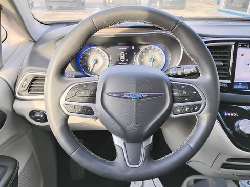 Used 2022 Chrysler Pacifica Touring-L image 9