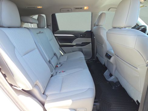 Used 2016 Toyota Highlander Plus image 16