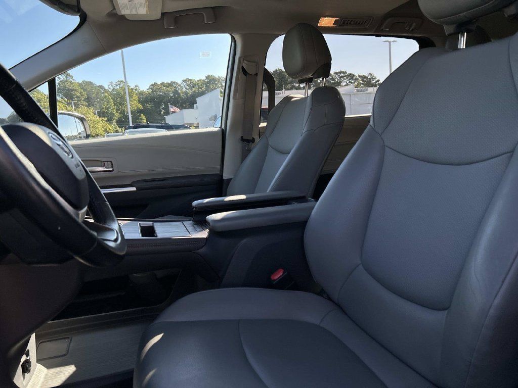 Used 2021 Toyota Sienna XLE FWD image 25