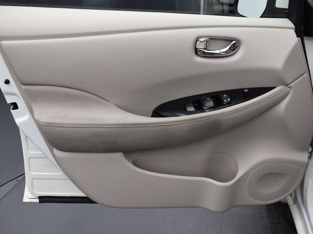 Used 2017 Nissan Leaf SV FWD image 5