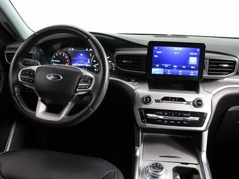 Used 2021 Ford Explorer XLT w/ Equipment Group 202A image 9