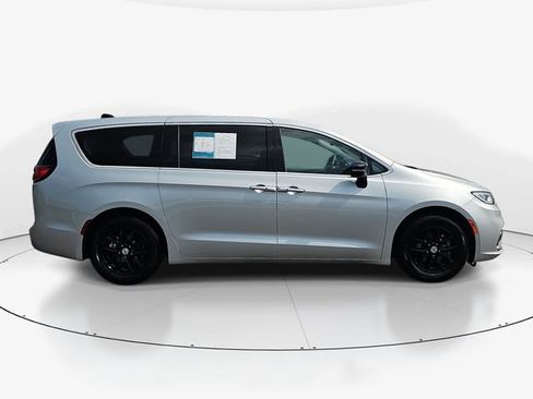 Used 2024 Chrysler Pacifica Touring-L FWD image 3