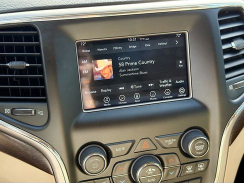 Used 2018 Jeep Grand Cherokee Laredo image 30