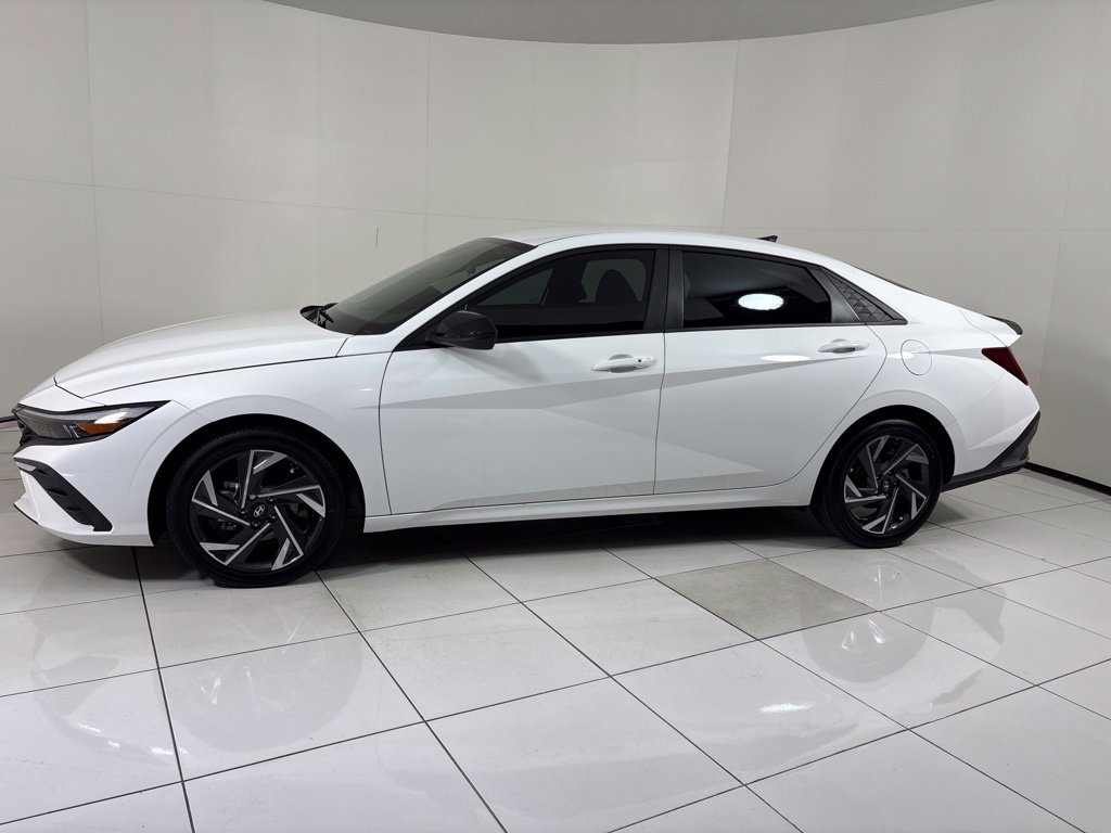 Certified 2025 Hyundai Elantra SEL FWD image 2