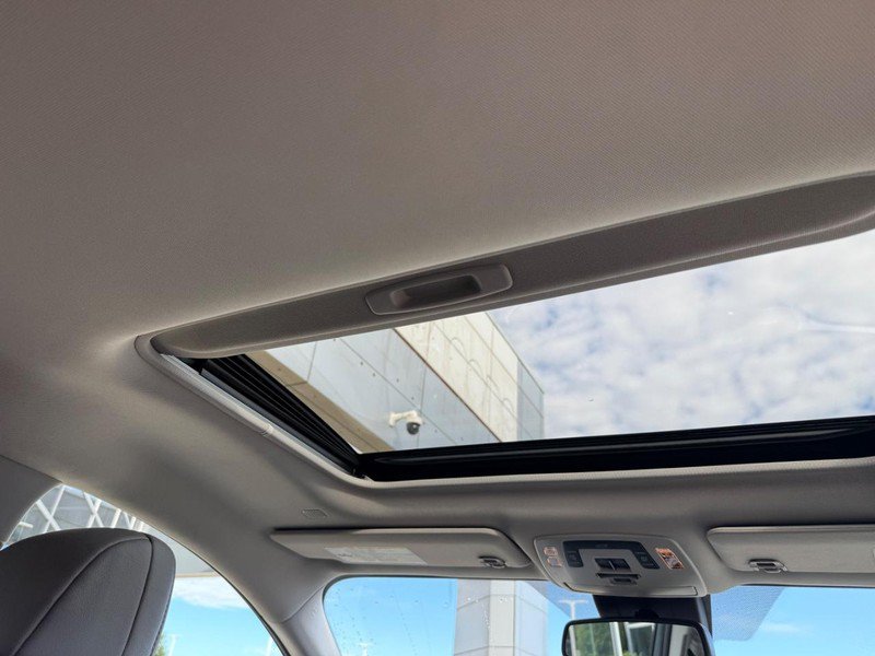Used 2024 Toyota Sienna XLE FWD image 16