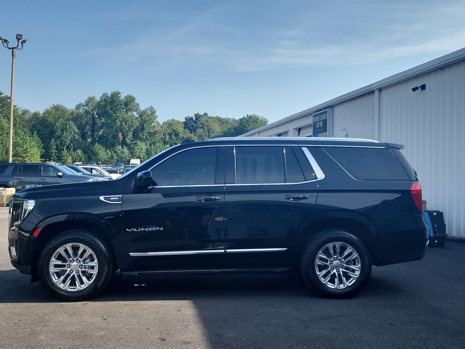 Used 2021 GMC Yukon SLT AWD/4WD image 2