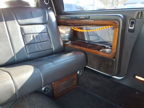 Used 1999 Lincoln Town Car Executive RWD image 18
