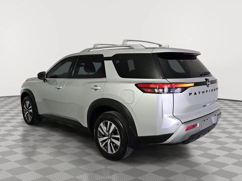 Used 2024 Nissan Pathfinder SL w/ Black Appearance Package FWD image 6