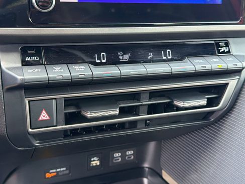 Used 2025 Toyota Camry SE FWD image 19